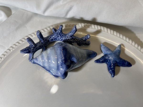 Assiette ronde corail bleu